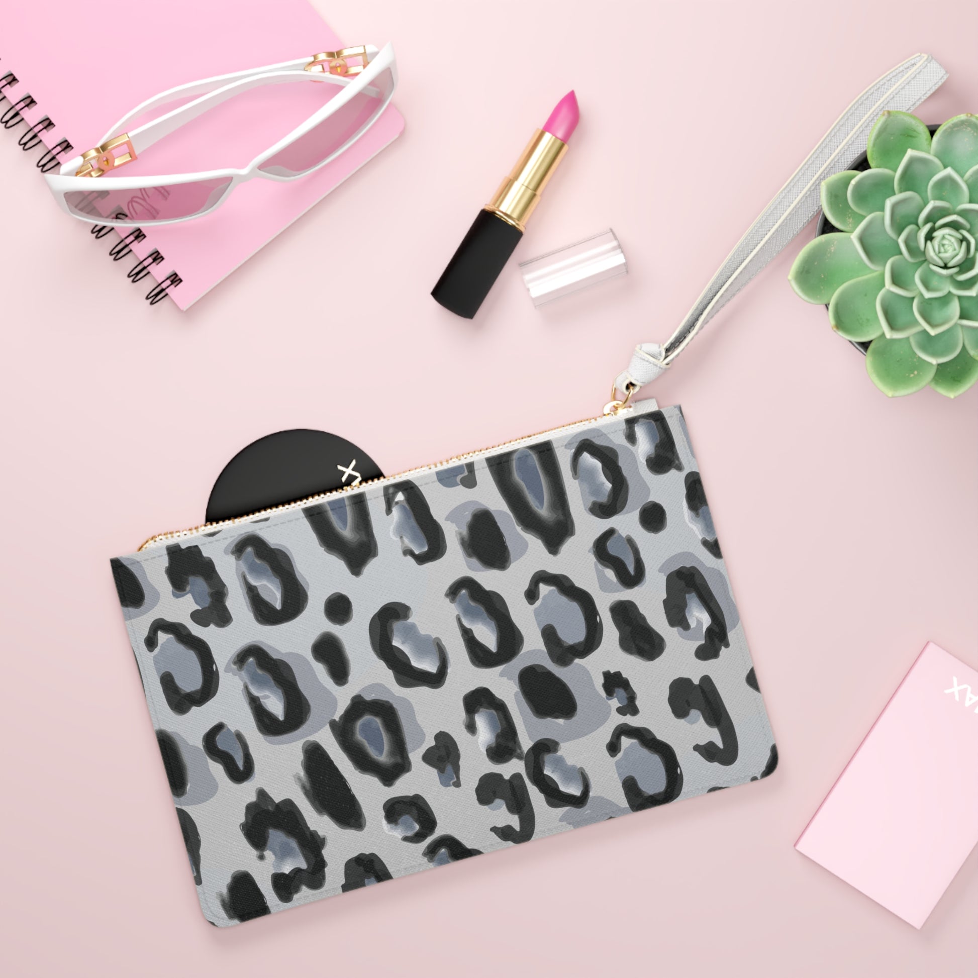 Chic Leopard Print Clutch Bag, Elegant Handheld Purse for Night Out, Fashion Accessory, Gift for Her, Trendy Evening Bag, Stylish Organizer